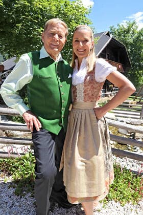 ORF Wenn die Musi spielt . Sänger Eberhard Hertel und Sängerin Stefanie Hertel am Rande des Künstlertreffs zum Musik Open Air Wenn die Musi spielt am 09.07.2021 auf dem Festgelände in Bad Kleinkirchheim. 20210709BOS0029