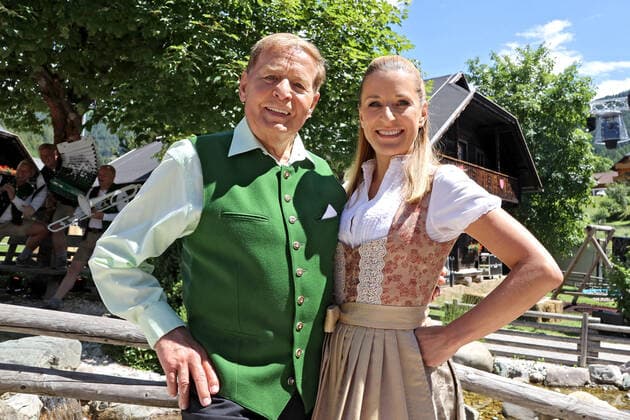 ORF Wenn die Musi spielt . Sänger Eberhard Hertel und Sängerin Stefanie Hertel am Rande des Künstlertreffs zum Musik Open Air Wenn die Musi spielt am 09.07.2021 auf dem Festgelände in Bad Kleinkirchheim. 20210709BOS0028