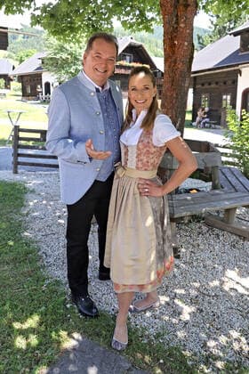 ORF Wenn die Musi spielt . Moderator Arnulf Prasch und Sängerin Stefanie Hertel am Rande des Künstlertreffs zum Musik Open Air Wenn die Musi spielt am 09.07.2021 auf dem Festgelände in Bad Kleinkirchheim. 20210709BOS0019