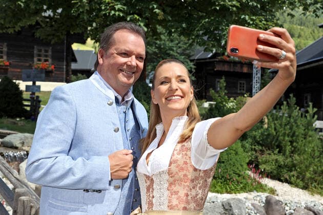 ORF Wenn die Musi spielt . Moderator Arnulf Prasch und Sängerin Stefanie Hertel am Rande des Künstlertreffs zum Musik Open Air Wenn die Musi spielt am 09.07.2021 auf dem Festgelände in Bad Kleinkirchheim. 20210709BOS0018