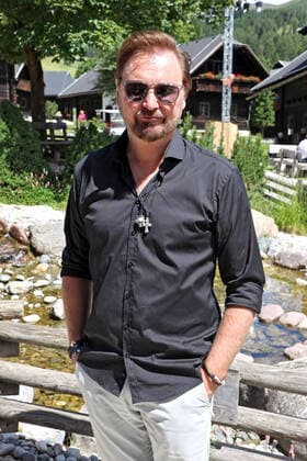 ORF Wenn die Musi spielt . Sänger Nik P. am Rande des Künstlertreffs zum Musik Open Air Wenn die Musi spielt am 09.07.2021 auf dem Festgelände in Bad Kleinkirchheim. 20210709BOS0011