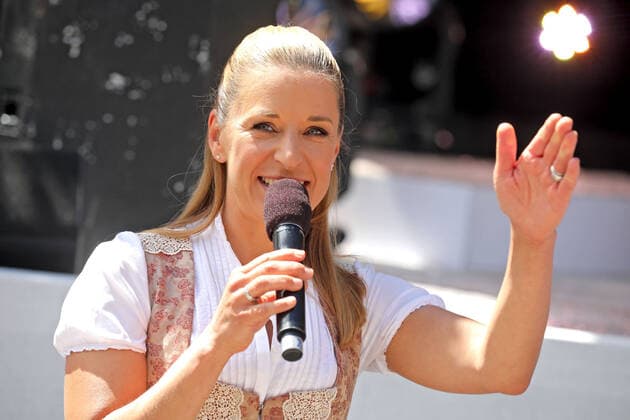 ORF Wenn die Musi spielt . Sängerin Stefanie Hertel am Rande des Künstlertreffs zum Musik Open Air Wenn die Musi spielt am 09.07.2021 auf dem Festgelände in Bad Kleinkirchheim. 20210709BOS0002