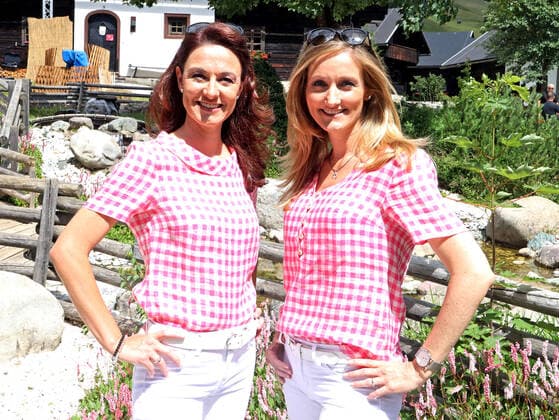 ORF Wenn die Musi spielt . Sängerinnen Sigrid und Marina Hutterer ( Gesangsduo Sigrid & Marina ) am Rande des Künstlertreffs zum Musik Open Air Wenn die Musi spielt am 09.07.2021 auf dem Festgelände in Bad Kleinkirchheim. 20210709BOS0009