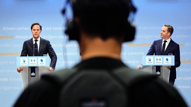 News Bilder des Tages THE HAGUE - Outgoing Prime Minister Mark Rutte and outgoing Minister Hugo de Jonge of Health, Welfare and Sport (CDA) during an extra press conference. The cabinet is concerned about the sharp increase in the number of positive corona infections. ANP PHIL NIJHUIS Copyright: xHollandsexHoogtex xxANPx x433630419x