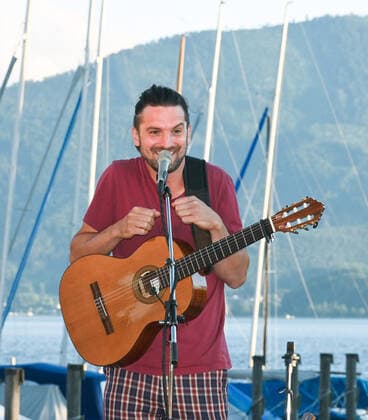 Konzert der Peter Mayer Hofkapelle, In der Bootswerft Frauscher in Gmunden, im Rahmen der Salzkammergut Festwochen Gmunden, am 09.07.21. Das Bild zeigt Peter Mayer während einer Sprecheinlage 2021 - Konzert der Peter Mayer Hofkapelle, In der Bootswerft Frauscher in Gmunden, im Rahmen der Salzkammergut Festwochen Gmunden, am 09.07.21