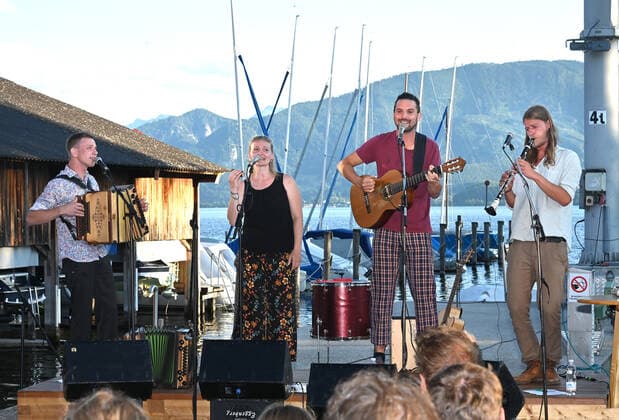 Konzert der Peter Mayer Hofkapelle, In der Bootswerft Frauscher in Gmunden, im Rahmen der Salzkammergut Festwochen Gmunden, am 09.07.21. Das Bild zeigt v.l.n.r.: Andreas Jamnik, Steirische Harmonika und Gesang, Nora Mayer, Gesang und Perkussion, Peter Mayer, Gitarre und Gesang, Michl Dumfarth, Klarinette und Gesang 2021 - Konzert der Peter Mayer Hofkapelle, In der Bootswerft Frauscher in Gmunden, im Rahmen der Salzkammergut Festwochen Gmunden, am 09.07.21