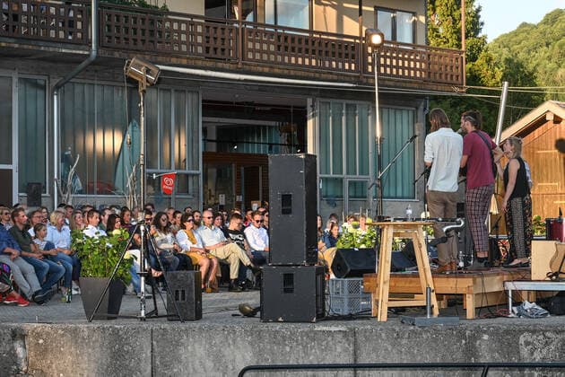 Konzert der Peter Mayer Hofkapelle, In der Bootswerft Frauscher in Gmunden, im Rahmen der Salzkammergut Festwochen Gmunden, am 09.07.21. Das Bild zeigt die Musikgruppe vor Publikum 2021 - Konzert der Peter Mayer Hofkapelle, In der Bootswerft Frauscher in Gmunden, im Rahmen der Salzkammergut Festwochen Gmunden, am 09.07.21