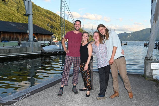 Konzert der Peter Mayer Hofkapelle, In der Bootswerft Frauscher in Gmunden, im Rahmen der Salzkammergut Festwochen Gmunden, am 09.07.21. Das Bild zeigt v.l.n.r.: Peter Mayer, Nora, Mayer, Andreas Jamnik, Michl Dumfarth vor dem Traunsee 2021 - Konzert der Peter Mayer Hofkapelle, In der Bootswerft Frauscher in Gmunden, im Rahmen der Salzkammergut Festwochen Gmunden, am 09.07.21