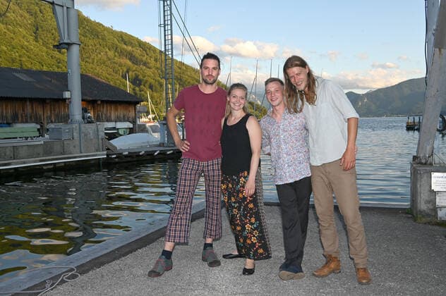Konzert der Peter Mayer Hofkapelle, In der Bootswerft Frauscher in Gmunden, im Rahmen der Salzkammergut Festwochen Gmunden, am 09.07.21. Das Bild zeigt v.l.n.r.: Peter Mayer, Nora, Mayer, Andreas Jamnik, Michl Dumfarth vor dem Traunsee 2021 - Konzert der Peter Mayer Hofkapelle, In der Bootswerft Frauscher in Gmunden, im Rahmen der Salzkammergut Festwochen Gmunden, am 09.07.21
