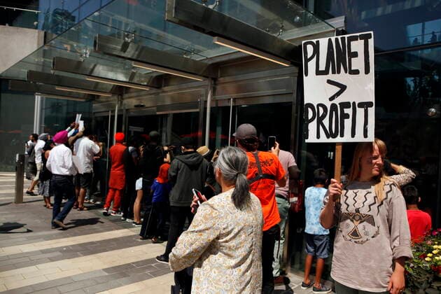 News Bilder des Tages July 9, 2021, Surrey, BC, Canada: People protest in the courtyard following an announcement about transit by Prime Minister Justin Trudeau during a press conference at Surrey City Hall in Surrey, B.C., on Friday, July 9, 2021. Surrey Canada  - ZUMAc35_ 20210709_zaf_c35_067 Copyright: xChadxHipolitox