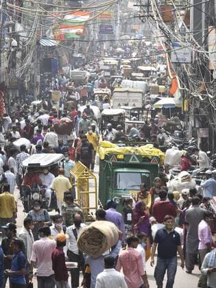 News Bilder des Tages NEW DELHI, INDIA - JULY 9: Heavy rush for people shopping at Sadar Bazar Market Main road on July 9, 2021 in New Delhi, India. Despite Delhi Disaster Management Authority closing many markets in Delhi for flouting Covid rules, there is no adherence to social distancing and other protocols in market.(Photo by Sonu Mehta Hindustan Times) Shoppers Flouting Covid Rules In Markets In Delhi