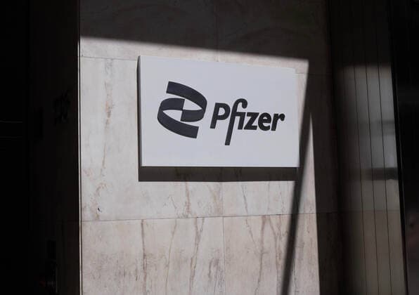 May 13, 2021, New York, New York, USA: Exterior of Manhattan Pfizer building with logo. 219 East 42nd Street. New York, New York. 20210513 NEW New York USA - ZUMAl171 20210513_znp_l171_003 Copyright: xEdnaxLeshowitzx
