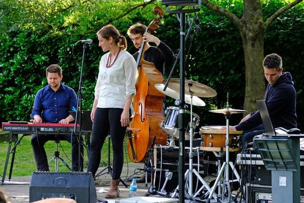 Entertainment Bilder des Tages Sara Decker mit Band im LuFo-Park Aachen, 09.07.2021: Jazzkonzert von Sara Decker mit Band. Vorstellung des neuen Album poetryfied mit Gedichtvertonungen von u.a. Mascha Kaleko und Rainer Maria Rilke. Die Band besteht aus Sara Decker (Gesang, Komposition), Billy Test (Klavier), Nicolai Amrehn (Bass), Jeroen Truyen (Schlagzeug). Aachen LuFo-Park NRW Deutschland