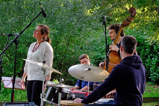 Sara Decker mit Band im LuFo-Park Aachen, 09.07.2021: Jazzkonzert von Sara Decker mit Band. Vorstellung des neuen Album poetryfied mit Gedichtvertonungen von u.a. Mascha Kaleko und Rainer Maria Rilke. Die Band besteht aus Sara Decker (Gesang, Komposition), Billy Test (Klavier), Nicolai Amrehn (Bass), Jeroen Truyen (Schlagzeug). Aachen LuFo-Park NRW Deutschland