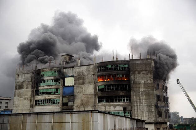 Bilder des Jahres 2021, News 07 Juli News Bilder des Tages July 9, 2021, Dhaka, Bangladesh: Bangladeshi firefighters at a fire that broke out at the factory of Hashem Foods in Narayanganj s Rupganj outskirts of Dhaka. The death toll has risen to 52. Dhaka Bangladesh  - ZUMAr336 20210709_int_r336_019 Copyright: xHabiburxRahmanx
