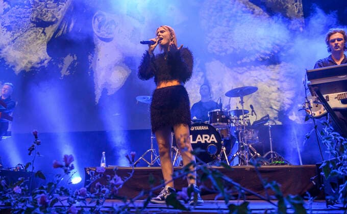 Det danske sangerinde Clara spiller op til Havefest paa Plaenen i Tivoli fredag den 9. juli 2021 Havefest afloeser Fredagsrock, der er aflyst paa grund af Covid-19 Coronakrisen. , Copenhagen Copyright: TorbenxChristensen TorbenxChristensenx CP102 spdk20210710-011235-L