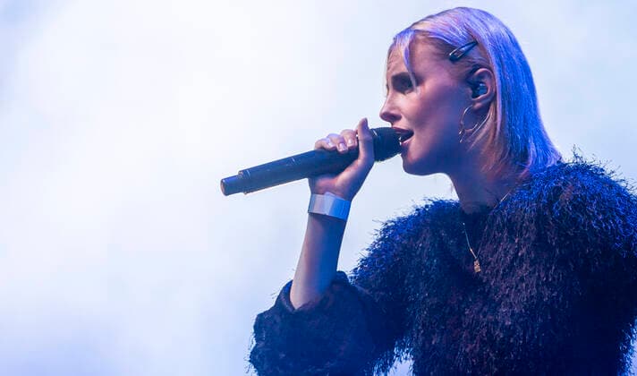 Det danske sangerinde Clara spiller op til Havefest paa Plaenen i Tivoli fredag den 9. juli 2021 Havefest afloeser Fredagsrock, der er aflyst paa grund af Covid-19 Coronakrisen. , Copenhagen Copyright: TorbenxChristensen TorbenxChristensenx CP102 spdk20210710-011239-L
