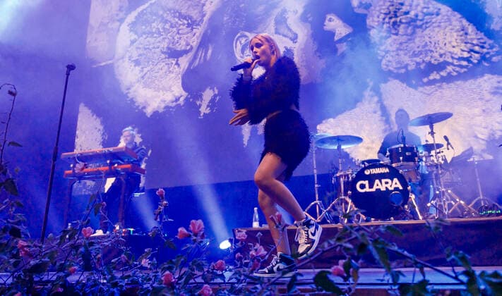Det danske sangerinde Clara spiller op til Havefest paa Plaenen i Tivoli fredag den 9. juli 2021 Havefest afloeser Fredagsrock, der er aflyst paa grund af Covid-19 Coronakrisen. , Copenhagen Copyright: TorbenxChristensen TorbenxChristensenx CP102 spdk20210710-011251-L