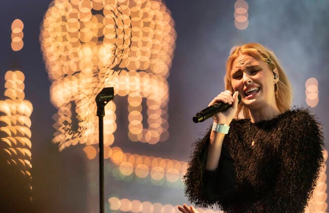 Det danske sangerinde Clara spiller op til Havefest paa Plaenen i Tivoli fredag den 9. juli 2021 Havefest afloeser Fredagsrock, der er aflyst paa grund af Covid-19 Coronakrisen. , Copenhagen Copyright: TorbenxChristensen TorbenxChristensenx CP102 spdk20210710-011331-L