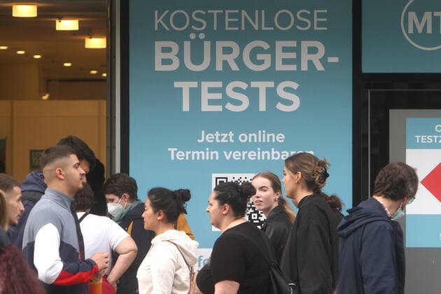 Testzentrum der MT Medicare Testzentrum mit kostenlosen Bürgerstests im Hause der Galeria Kaufhof Karstadt Filiale in der Fußgängerzone und Einkaufsstraße Zeil in der Innenstadt von Frankfurt, Hessen, Deutschland
