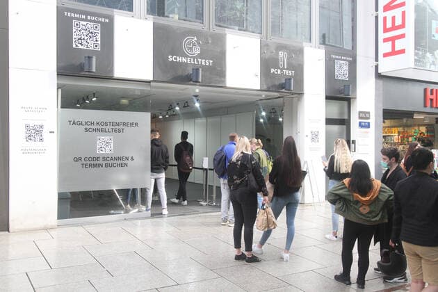 Großer Andrang von Personen, die vor einem Corona Testzentrum in der Fußgängerzone und Einkaufsstraße Zeil in der Innenstadt von Frankfurt einen kostenlosen Corona Schnelltest vornehmen lassen wollen, Hessen, Deutschland