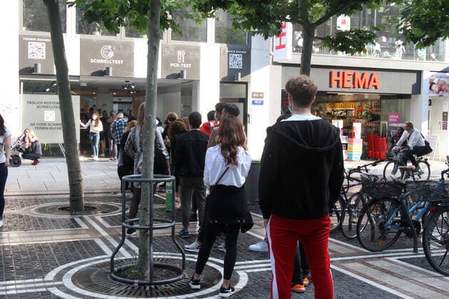 News Bilder des Tages Großer Andrang von Personen, die vor einem Corona Testzentrum in der Fußgängerzone und Einkaufsstraße Zeil in der Innenstadt von Frankfurt einen kostenlosen Corona Schnelltest vornehmen lassen wollen, Hessen, Deutschland