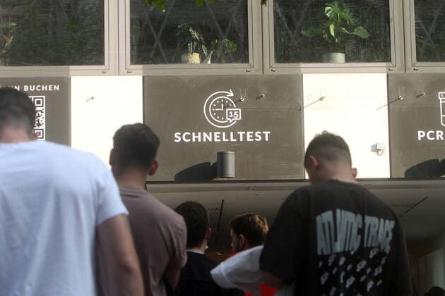 Großer Andrang von Personen, die vor einem Corona Testzentrum in der Fußgängerzone und Einkaufsstraße Zeil in der Innenstadt von Frankfurt einen kostenlosen Corona Schnelltest vornehmen lassen wollen, Hessen, Deutschland