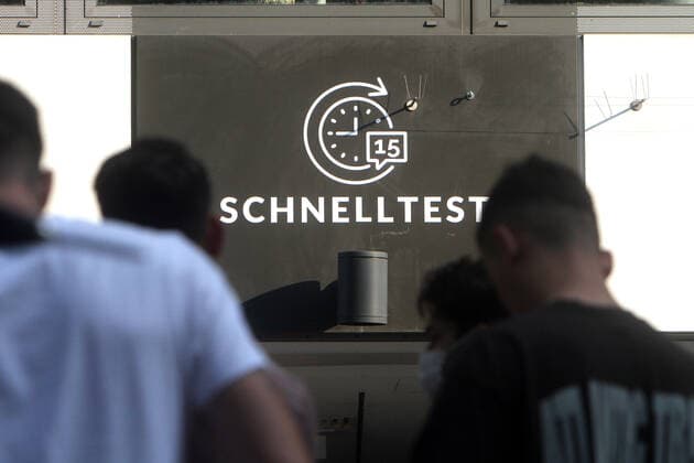 Großer Andrang von Personen, die vor einem Corona Testzentrum in der Fußgängerzone und Einkaufsstraße Zeil in der Innenstadt von Frankfurt einen kostenlosen Corona Schnelltest vornehmen lassen wollen, Hessen, Deutschland