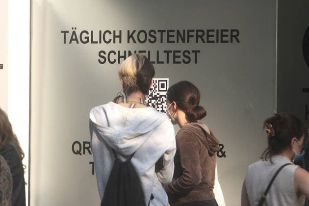 Großer Andrang von Personen, die vor einem Corona Testzentrum in der Fußgängerzone und Einkaufsstraße Zeil in der Innenstadt von Frankfurt einen kostenlosen Corona Schnelltest vornehmen lassen wollen, Hessen, Deutschland