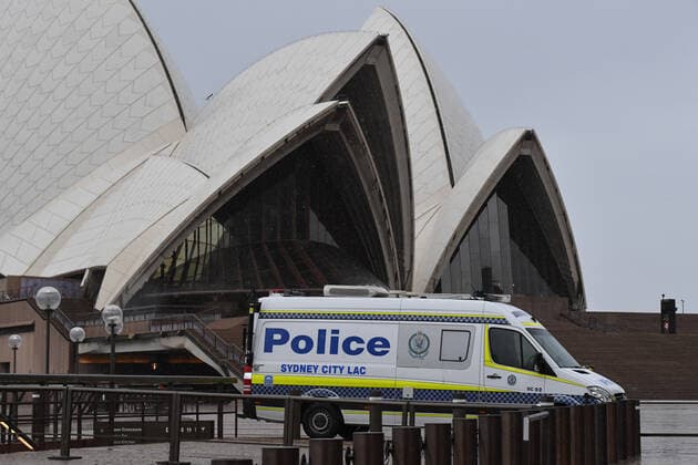 NSW COVID19 LOCKDOWN RESTRICTIONS, A police vehicle is seen at the Sydney Opera House in Sydney, Saturday, July 10, 2021. Tough new restrictions are now in place for Greater Sydney after another spike in COVID-19 cases. ( NO ARCHIVING, EDITORIAL USE ONLY, NO USE IN BOOKS WITHOUT CONSENT SYDNEY NSW AUSTRALIA  Copyright: xMICKxTSIKASx 20210710001556199095