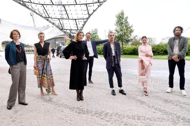 Bilder des Jahres 2021, Entertainment 07 Juli Entertainment Bilder des Tages Miriam Düssel, Lena Stahl, Anke Engelke, Christoph Gröner, Jonas Dassler, Hannah Herzsprung und Jakob Graf bei der Premiere des Kinofilms Mein Sohn auf dem 38. Filmfest München im Open Air Kino am Olympiasee. München, 09.07.2021 *** Miriam Düssel, Lena Stahl, Anke Engelke, Christoph Gröner, Jonas Dassler, Hannah Herzsprung and Jakob Graf at the premiere of the movie Mein Sohn at the 38 Filmfest München at the Open Air Kino am Olympiasee Munich, 09 07 2021 Foto:xS.xAdamx xFuturexImage