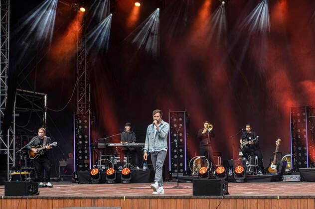 Max Giesinger live beim Endlich Akustik! Open Air Konzert in der Freilichtbühne Junge Garde. Dresden, 09.07.2021