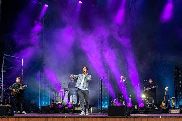 Entertainment Bilder des Tages Max Giesinger live beim Endlich Akustik! Open Air Konzert in der Freilichtbühne Junge Garde. Dresden, 09.07.2021