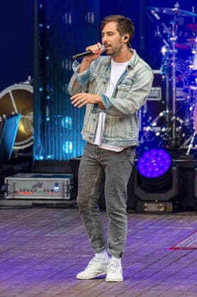 Max Giesinger live beim Endlich Akustik! Open Air Konzert in der Freilichtbühne Junge Garde. Dresden, 09.07.2021