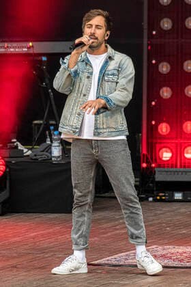 Max Giesinger live beim Endlich Akustik! Open Air Konzert in der Freilichtbühne Junge Garde. Dresden, 09.07.2021