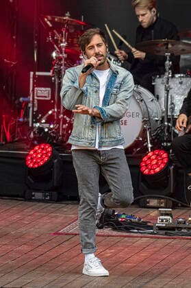 Max Giesinger live beim Endlich Akustik! Open Air Konzert in der Freilichtbühne Junge Garde. Dresden, 09.07.2021