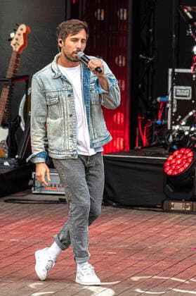 Max Giesinger live beim Endlich Akustik! Open Air Konzert in der Freilichtbühne Junge Garde. Dresden, 09.07.2021