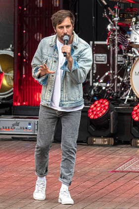 Max Giesinger live beim Endlich Akustik! Open Air Konzert in der Freilichtbühne Junge Garde. Dresden, 09.07.2021