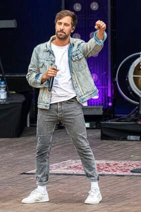 Max Giesinger live beim Endlich Akustik! Open Air Konzert in der Freilichtbühne Junge Garde. Dresden, 09.07.2021
