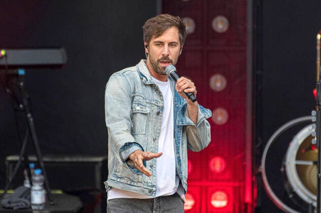 Max Giesinger live beim Endlich Akustik! Open Air Konzert in der Freilichtbühne Junge Garde. Dresden, 09.07.2021