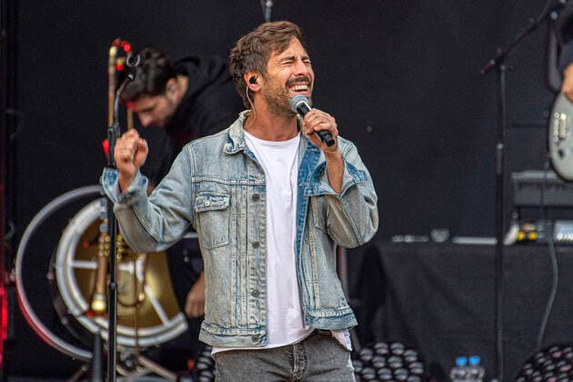 Max Giesinger live beim Endlich Akustik! Open Air Konzert in der Freilichtbühne Junge Garde. Dresden, 09.07.2021