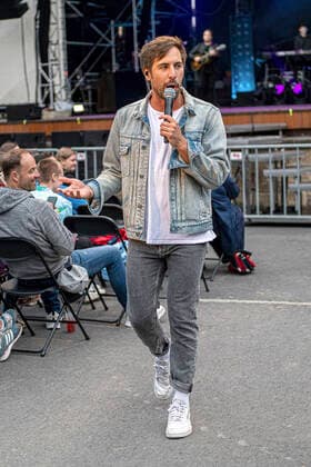 Max Giesinger live beim Endlich Akustik! Open Air Konzert in der Freilichtbühne Junge Garde. Dresden, 09.07.2021