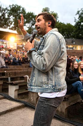 Max Giesinger live beim Endlich Akustik! Open Air Konzert in der Freilichtbühne Junge Garde. Dresden, 09.07.2021