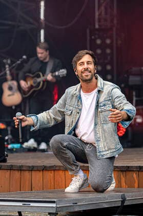 Max Giesinger live beim Endlich Akustik! Open Air Konzert in der Freilichtbühne Junge Garde. Dresden, 09.07.2021