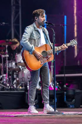 Max Giesinger live beim Endlich Akustik! Open Air Konzert in der Freilichtbühne Junge Garde. Dresden, 09.07.2021