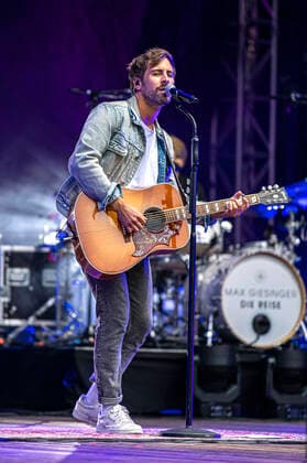Max Giesinger live beim Endlich Akustik! Open Air Konzert in der Freilichtbühne Junge Garde. Dresden, 09.07.2021