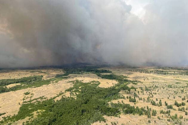 IMAGO Nature: Unsere Erde, Klimawandel, WaldbrÃ¤nde Creative Highlights World CHELYABINSK REGION, RUSSIA â€“ JULY 10, 2021: An aerial view of smoke from forest fires; wildfires in Russia s Chelyabinsk Region cover an area of 14 thousand hectares. Russian Emergencies Ministry TASS  TS107BDE