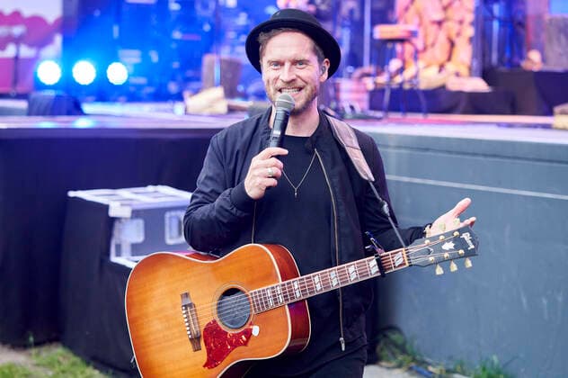 Johannes Oerding live im Rahmen der Konzertreihe Back on Stage auf der Gilde Parkbühne. Hannover, 09.07.2021