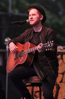 Johannes Oerding live im Rahmen der Konzertreihe Back on Stage auf der Gilde Parkbühne. Hannover, 09.07.2021