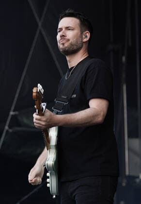 Revolverheld Open Air in Hirschberg-Leutershausen. Johannes Strate von Revolverheld live im Sportpark, Hirschberg-Leutershausen. Hirschberg-Leutershausen Sportpark Baden-Württemberg